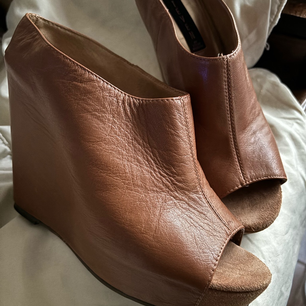 Steve Madden Caramel Leather Wrapped Shoes.